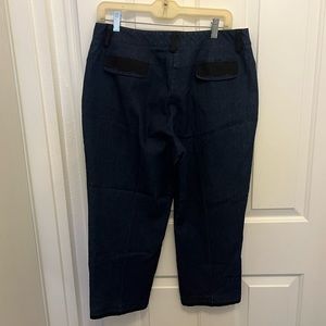 Larry Levine Capris size 12 Denim with Black Trim